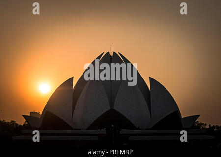 NEW DELHI, Uttar Pradesh, India - 07.01.2018 multi-fede tempio. Tempio di Loto al tramonto, New Delhi, India. tempio di tutte le religioni. sun va giù behi Foto Stock