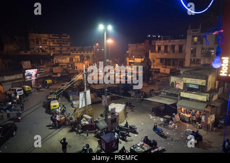 NEW DELHI, India - 8 gennaio 2018: Indiano trafficata strada del mercato di New Delhi, India. Night Bazaar Principale vista superiore Foto Stock