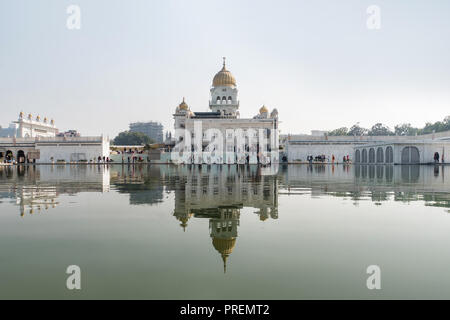Gurdwara Bangla Sahib è il più prominente Gurdwara Sikh. Una delle attrazioni principali di New Delhi. Un grande stagno di fronte al tempio Foto Stock