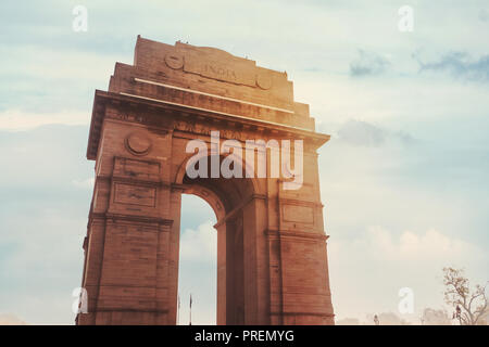 Storico cancello India Delhi - un memoriale di guerra sulla strada Rajpath New Delhi. indiano principale punto di riferimento storico sullo sfondo del cielo nuvoloso in sunli Foto Stock