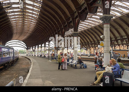 Il maestoso interno della storica York stazione ferroviaria, nell'Inghilterra del Nord, Regno Unito Foto Stock