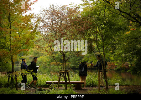 Autunno scenario naturale per Kumobaike, con pedoni Foto Stock