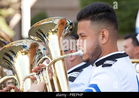 Tubista esecuzione in una Marching Band - USA Foto Stock