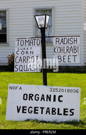 Un segno a una piccola azienda agricola biologica di Minden, nello Stato di New York. Foto Stock