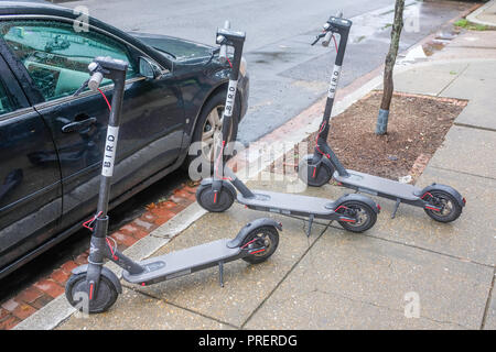 Tre dockless scooter elettrici, disponibili per il noleggio, attendono i clienti su una strada di Washington DC. Foto Stock