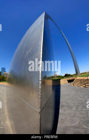 Vista ravvicinata del triangolo angolo base del Gateway Arch a St Louis nel Missouri. Foto Stock