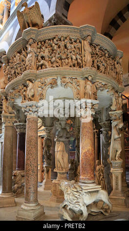 Gotico italiano il pulpito di Giovanni Pisano nel Duomo di Pisa in Piazza dei Miracoli (Piazza del Duomo) Foto Stock