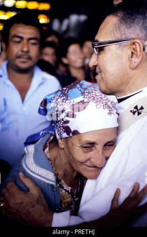 Il martire Arcivescovo Oscar Romero di El Salvador è accolto dai suoi parrocchiani a una massa a Iglesia El Rosario - La Chiesa del Rosario - in San Salvador El Salvador. Il sacerdote è stato ucciso in seguito alla modifica di un ala destra pistolero nel 1980. "Scar Arnulfo Romero y Galdamez era un vescovo della Chiesa cattolica in El Salvador. Egli divenne il quarto Arcivescovo di San Salvador, riuscendo Luis Chavez, e ha parlato fuori contro la povertà, l'ingiustizia sociale, omicidi e torture. Romero è stato assassinato mentre offrendo la messa sul marzo 24,1980. Foto Stock