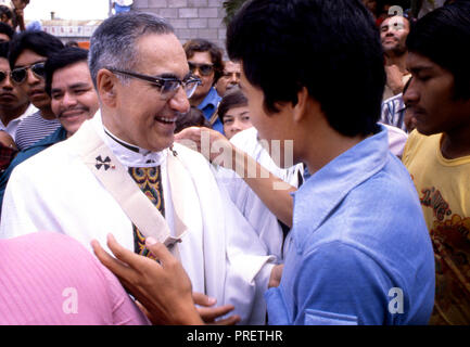 Il martire Arcivescovo Oscar Romero di El Salvador è accolto da diverse centinaia di fedeli dopo una messa nella Iglesia El Rosario - La Chiesa del Rosario - in San Salvador El Salvador. Il sacerdote è stato ucciso in seguito alla modifica di un ala destra pistolero nel 1980. "Scar Arnulfo Romero y Galdamez era un vescovo della Chiesa cattolica in El Salvador. Egli divenne il quarto Arcivescovo di San Salvador, riuscendo Luis Chavez, e ha parlato fuori contro la povertà, l'ingiustizia sociale, omicidi e torture. Romero è stato assassinato mentre offrendo la messa sul marzo 24,1980. Foto Stock