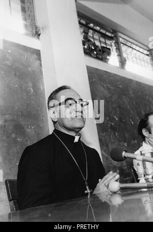Óscar Arnulfo Romero y Galdámez (15 agosto 1917 - 24 Marzo 1980) parlando con la stampa alla sua chiesa di San Salvador. . Egli era un prelato della Chiesa cattolica in El Salvador, che ha servito come l Arcivescovo di San Salvador. Egli ha parlato fuori contro la povertà, l'ingiustizia sociale, omicidi e torture. In 1980, Romero è stato assassinato mentre offrendo la Messa nella cappella dell'Ospedale della Divina Provvidenza. (POOL) Foto Stock