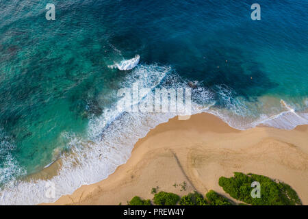 Una vista aerea di onde e la spiaggia a Sandy beach park, Oahu, Hawaii Foto Stock