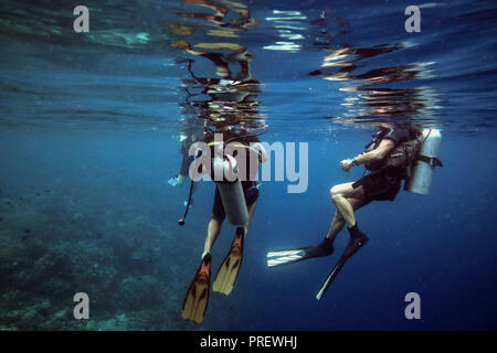 Gruppo di subacquei pronti a scendere sott'acqua di Bunaken Island nell isola di Sulawesi, Indonesia Foto Stock