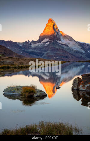 Il Cervino, Alpi Svizzere. Immagine di panorama delle Alpi svizzere con Stellisee e Cervino in background durante il sunrise. Foto Stock