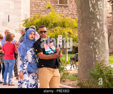 Istanbul, Turchia, Settembre 22nd, 2018: giovani turche giovane facendo una selfie davanti all'entrata principale del Palazzo Topkapi Foto Stock