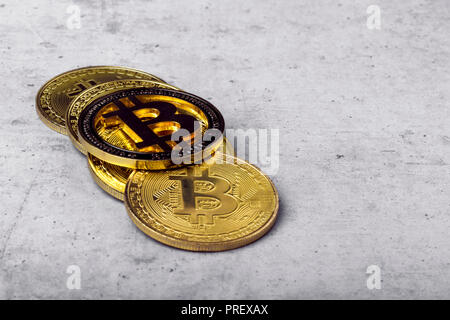 Golden bitcoins su un sfondo di calcestruzzo, closeup photo Foto Stock