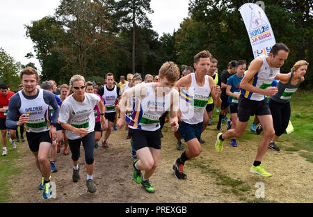 I concorrenti di prendere parte ad un 10KM cross country gara di corsa, Hindhead, Surrey. Domenica 30 settembre 2018. Foto Stock