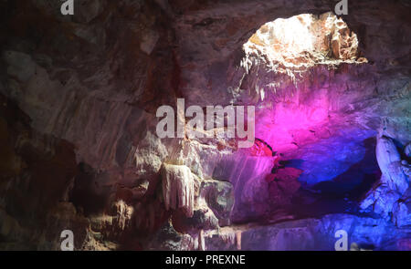 Vista interna della Borra grotte formate da solidificati stalattiti e stalagmiti nei calcari carsici formazione situato nella valle di Araku Foto Stock