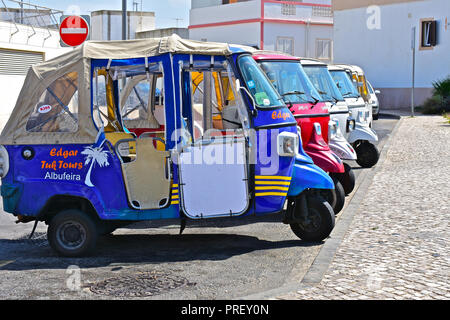 Edgar Tuk Tours, una fila di tuk tuk taxi allineati pronti per i clienti per tour in Albufeira Algarve la regione del Portogallo Foto Stock