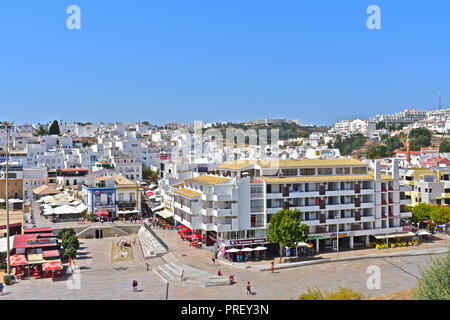 Vista aerea attraverso un blocco di appartamenti moderno verso la città vecchia di Albufeira Algarve Foto Stock