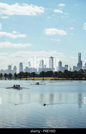 Lo Skyline di Melbourne con vogatori su Albert Park Lake in primo piano, Australia Foto Stock