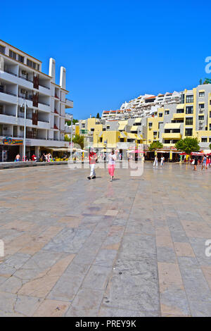 I turisti passeggiata attraverso la piazza Pesdores dos - una moderna piazza centrale nel cuore del centro storico di Albufeira che conduce alla spiaggia. Algarve Portogallo Foto Stock