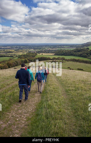 Ramblers sulla collina Wolstonbury, South Downs Foto Stock