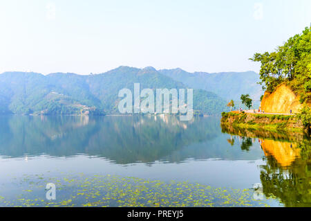 Fotografia di autunno colorato lago, montagna, cielo chiaro con reflexation in acqua. Ampio angolo di paesaggio del lago di Pokhara a Kathmandu in Nepal. Vintage f Foto Stock