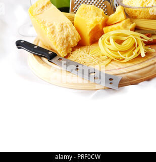 Il formaggio sulla tavola di legno isolato su bianco per la Progettazione menu, schede, ecc. Foto Stock