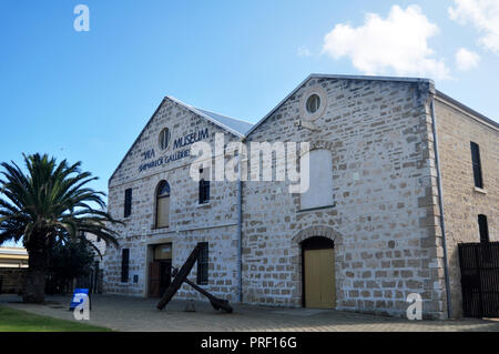 La popolazione australiana e viaggiatori stranieri di visitare a piedi il Museo wa naufragio gallerie su Cliff Street nel porto di Fremantle city il 28 maggio 2016 a Perth, Foto Stock