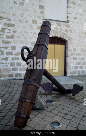 Nave in acciaio ancoraggio in corrispondenza all'aperto per mostrare i viaggiatori persone al museo wa naufragio gallerie su Cliff Street a Fremantle porto della città di Perth, Australia Foto Stock