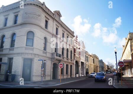 La popolazione australiana e viaggiatori stranieri camminando sul marciapiede accanto alla strada con edificio classico e traffico stradale a Cliff street il 28 maggio 2016 in PE Foto Stock