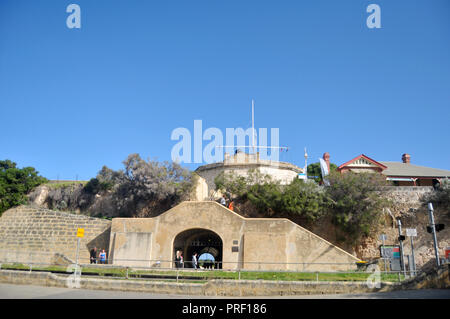 La popolazione australiana e straniero viaggiatori in visita a piedi Arthur la testa e il Whaler's Tunnel della casa rotonda a Fremantle port city il 28 maggio 2016 in Foto Stock