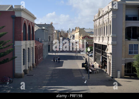 La popolazione australiana e viaggiatori stranieri camminando sul marciapiede accanto alla strada con il classico edificio e strada di traffico ad alta strada a Maggio 28, 2016 in Per Foto Stock