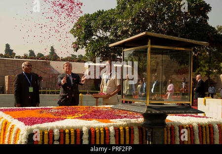 New Delhi, India. 02oct, 2018. Antonio Guterres, segretario generale delle Nazioni Unite (Medio) pagando un omaggio floreale al Mahatma Gandhi Samadhi (Memorial), su Martedì 2 ottobre 2018 a New Delhi, in questo anno India celebra i 150 anni della nascita del Mahatma Gandhi, il padre della nazione. Il Segretario Generale Antonio Guterres visite India rendere omaggio T Mahatma Gandhi sul suo centocinquantesimo anniversario di nascita Credito: Ranjan Basu/Pacific Press/Alamy Live News Foto Stock