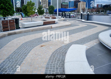 La passerella per il popolo australiano e viaggiatori stranieri va a piedi a visitato Spanda monumento di Elizabeth Quay il 29 maggio 2016 a Perth in Australia Foto Stock