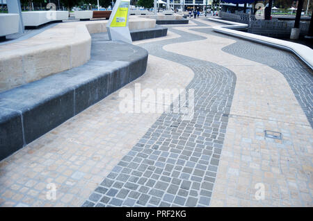 La passerella per il popolo australiano e viaggiatori stranieri va a piedi a visitato Spanda monumento di Elizabeth Quay il 29 maggio 2016 a Perth in Australia Foto Stock