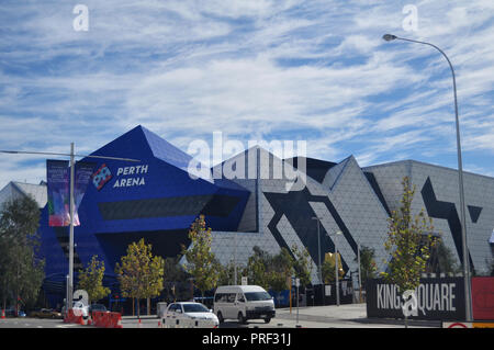 La popolazione australiana di utilizzare service Perth Arena o RAC Arena con traffico stradale a Wellingt street il 3 giugno 2016 a Perth in Australia Foto Stock