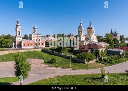 Un immagine di Chiesa della parte del Profeta Elia e della Chiesa dell Assunzione della Beata Vergine giallo Sèrpuchov Mosca, Russia. Foto Stock