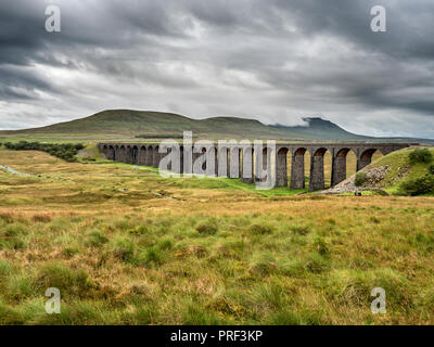 Nuvole basse telaio Ingleborough oltre al di là del viadotto Ribblehead Yorkshire Dales Inghilterra Foto Stock