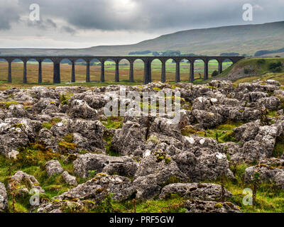 Gli archi del viadotto Ribblead scavalcare la valle su un nuvoloso giorno a Ribblehead Yorkshire Dales Inghilterra Foto Stock