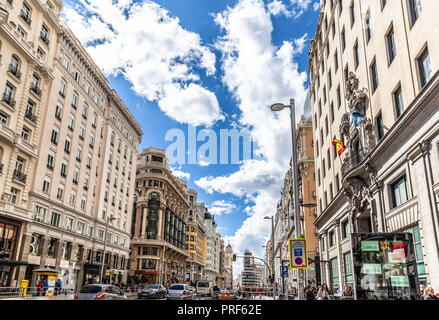 Fila di edifici lungo la Gran Via, Madrid, Spagna. Foto Stock