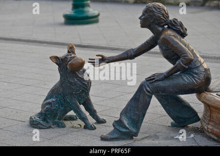 Ragazza con il suo cane statua. Budapest, Ungheria Foto Stock