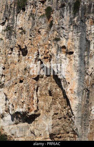 Vouliagmeni Attica Grecia Lago Vouliagmeni Close up della formazione di roccia Foto Stock
