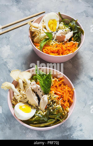 Miso Ramen noodle asiatici in ciotole su sfondo di calcestruzzo. Foto Stock