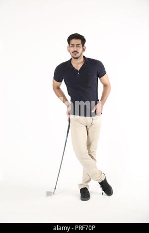 Foto del bel ragazzo con gamba trasversale e azienda bastone da golf. Isolato su sfondo bianco. Foto Stock