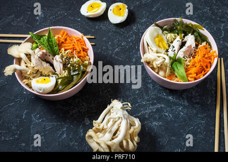 Miso Ramen noodle asiatici in ciotole in pietra scura sullo sfondo. Foto Stock