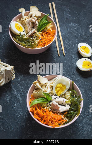 Miso Ramen noodle asiatici in ciotole in pietra scura sullo sfondo. Foto Stock