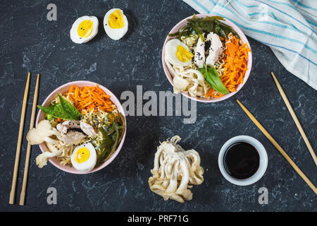 Miso Ramen noodle asiatici in ciotole in pietra scura sullo sfondo. Foto Stock