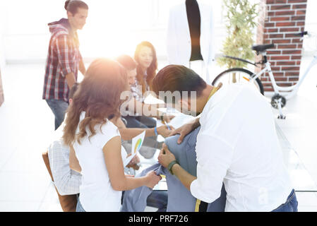 Progettisti che lavorano su nuovi modelli di vestiti Foto Stock