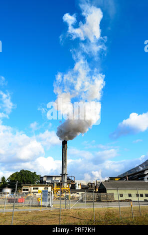 Stack di fumare durante la canna da zucchero allo schiacciamento a Mulgrave Mill MSF mulino per lo zucchero in Gordonvale, vicino a Cairns, estremo Nord Queensland, FNQ, QLD, Australia Foto Stock